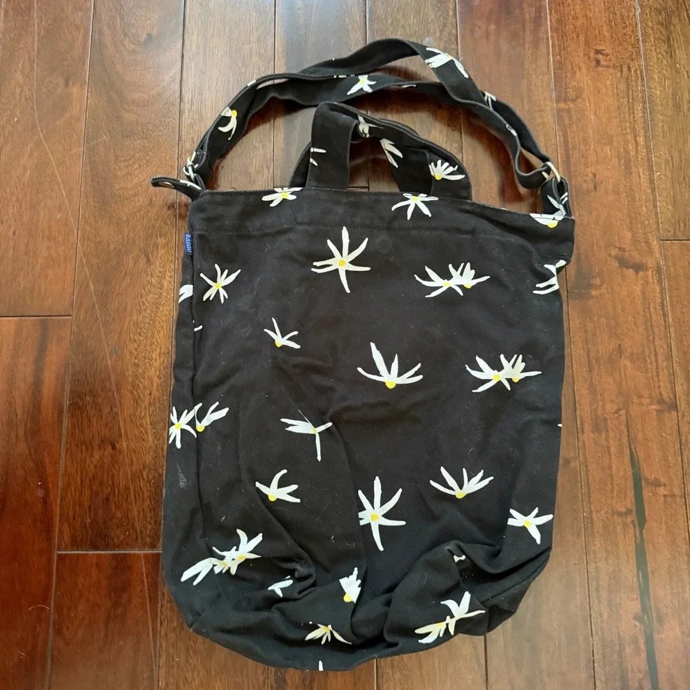 BAGGU Daisy Print Canvas Tote Crossbody Bag Black White Floral Adjustable Boho